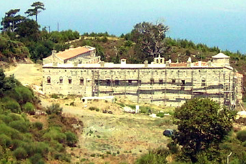 Nahaufnahme vom Kloster Vronta auf der griechischen Insel Samos.