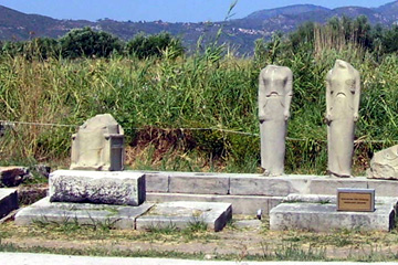 Reste von Koren Statuen im Heraion auf der Insel Samos in der Nähe von Ireon. Leider fehlen an den Koren die Köpfe. Bei den Römern im 2 und 3 Jahrhundert nach Christus nannte man das schlicht Statuen.