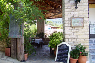 Das Restaurant Cafe Despina in dem Bergdorf Manolates auf der griechischen Insel Samos.