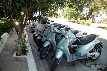 Roller die auf der griechischen Insel Samos zum mieten aufgereiht sind.