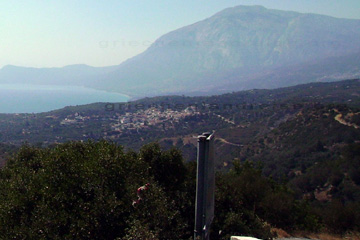 Ansicht der Marathokamos Bay bei der Fahrt von dem Bergdorf Pyrgos auf der Insel Samos in Richtung Votsalakia.