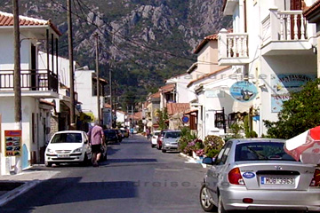 Wie man auf dem Bild der parkenden Autos in einer Seitenstraße vor dem Mountain Lazaro in dem Ferienort Kokkari erkennen kann gibt es auf der griechischen Insel Samos auch noch andere Mietwagen.