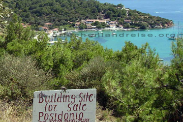 Diese Aussicht über Posidonio mit seiner malerischen Bucht im Osten der griechischen Insel Samos kann man sich für immer kaufen wie man auf dem Schild erkennt wo man die Telefonnummer ablesen kann, weiter unten auf der Seite schreibe ich Ihnen die nochmal hin.