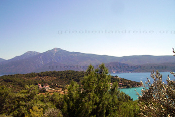 Links auf dem Bild erkennt man noch das Meer der Kerveli Bay auf der anderen Seite von Posidonio mit seiner malerischen Bucht im Osten der griechischen Insel Samos.