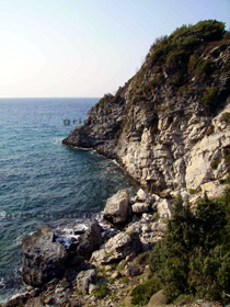Bizarre Küstenlandschaft in der Nähe von Potami im Nordwesten der griechischen Insel Samos. Hier kann man nicht mehr am Strand entlang laufen, die zerklüfteten Felsen reichen bis ins Meer.