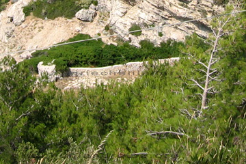 Ein paar der Grundmauern von dem alten Kastell in Potami auf der griechischen Insel Samos.