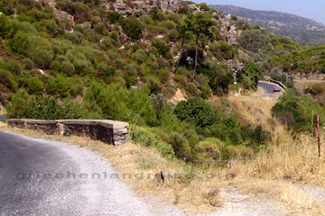 Kurvenreiche Straße durch die Berglandschaft in der Nähe von dem Bergdorf Pyrgos, auf der griechischen Insel Samos.