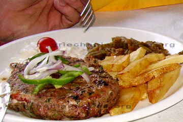 Das leckere Bifteki im Restaurant auf der Insel Samos, beim Griechenland Urlaub.