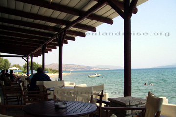 Gemütliche Taverne direkt am Strand in dem Urlaubsort Kokkari im Norden der Insel Samos in Griechenland.
