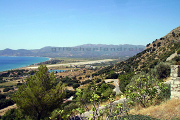 Aussicht vom Kloster Panagias Spilianis auf die Tigani Bay der griechischen Insel Samos vor der Küste von Asien.