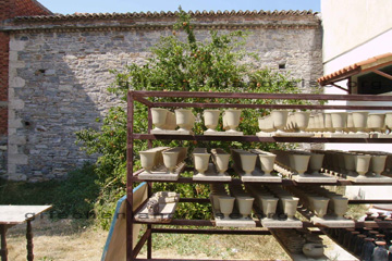 Manufaktur für griechische Vasen auf der Insel Samos unterwegs nach Vourliotes dem Bergdorf im Norden der griechischen Insel Samos.