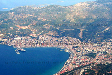 Luftbild von Vathi beim Anflug zum Flughafen auf der Insel Samos.