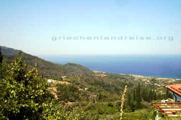 Aussicht auf die Ägäis von dem Vourliotes Bergdorf auf der griechischen Insel Samos.