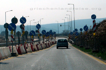 Schilderwald am Ende einer Autobahn in Griechenland unwiderruflich hier rein fahren heißt das auf den vielen blauen Schildern mit den weißen Pfeilen.