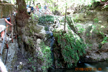 Touristen im Tal der Schmetterlinge auf der Insel Rhodos in Griechenland. In der Nähe vom Haupteingang in Richtung Norden und Kloster ist diese Treppe und der Wasserfall im Schmetterlingstal.