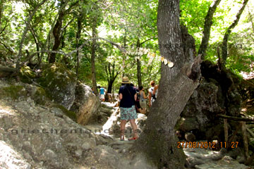 Touristen auf einem der Wege im Schmetterlingstal auf der griechischen Insel Rhodos.