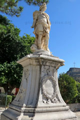 So, das ist die Statue von dem Deutschen General Matthias Schulenburg dem man ihm zu Ehren für seine Verdienste für Korfu schon während er noch lebte dieses Denkmal gesetzt hat.