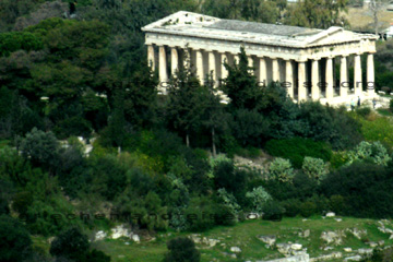 Antiker und gut erhaltener Tempel beim Griechenland Urlaub.