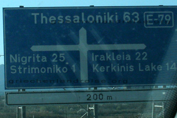 Noch 63 Kilometer bis Thessaloniki steht auf dem Straßenschild das ich unterwegs fotografiert habe.