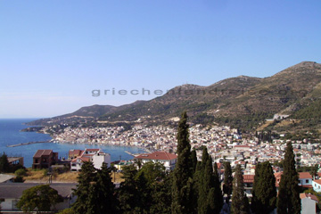 Ansicht von Vathi und der Samos Stadt mit seinen beiden Stränden und dem Hafen den es schon in der Antike gab.